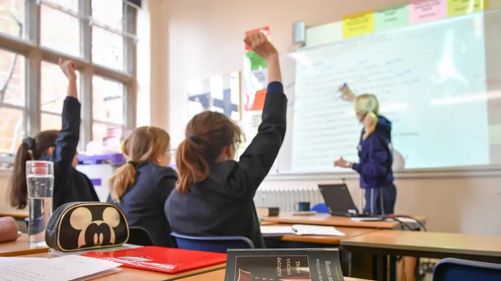 Teachers threaten formal dispute over ‘unacceptable’ class contact time