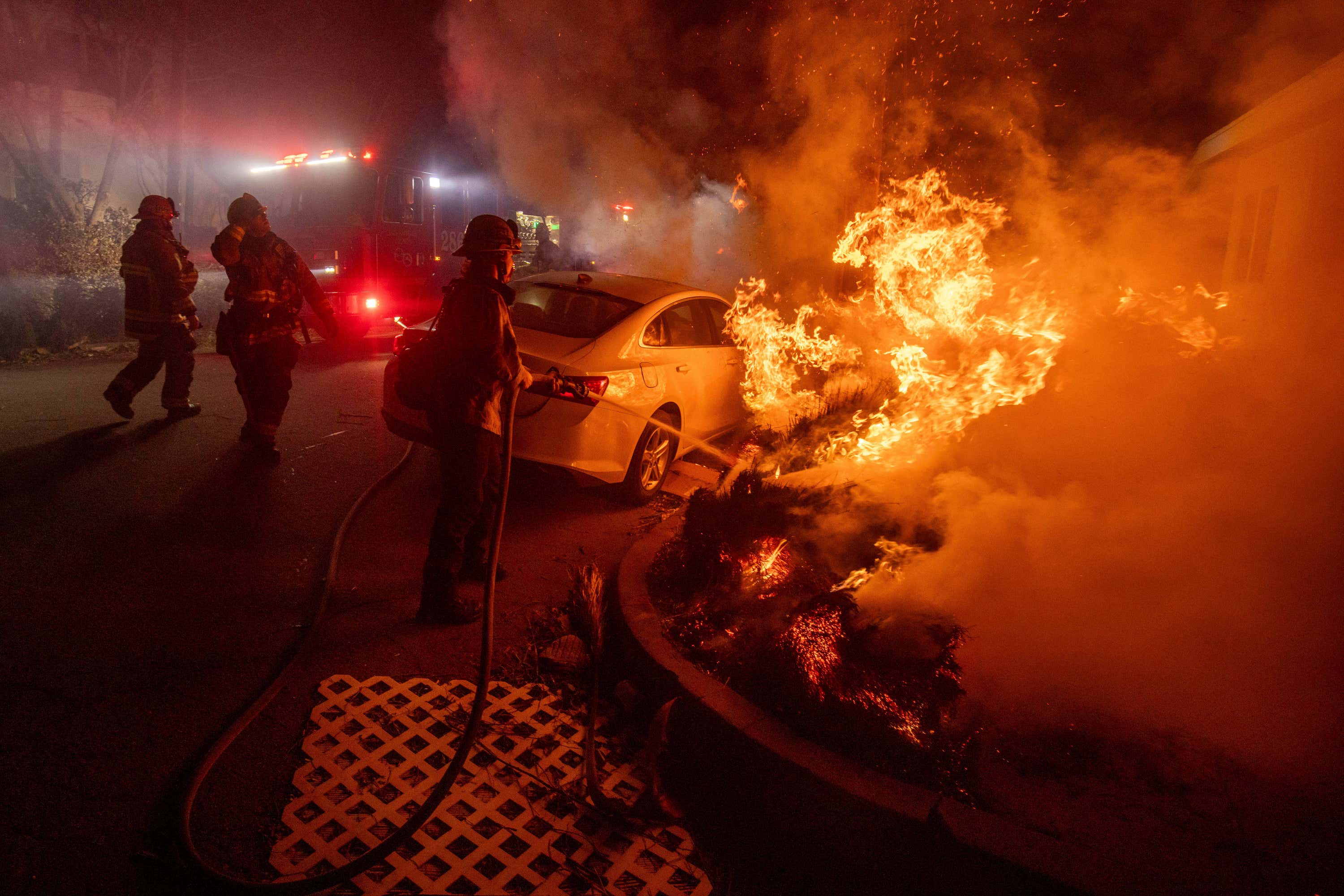 Huge wildfires kill two and destroy 1,000 structures in Los Angeles 