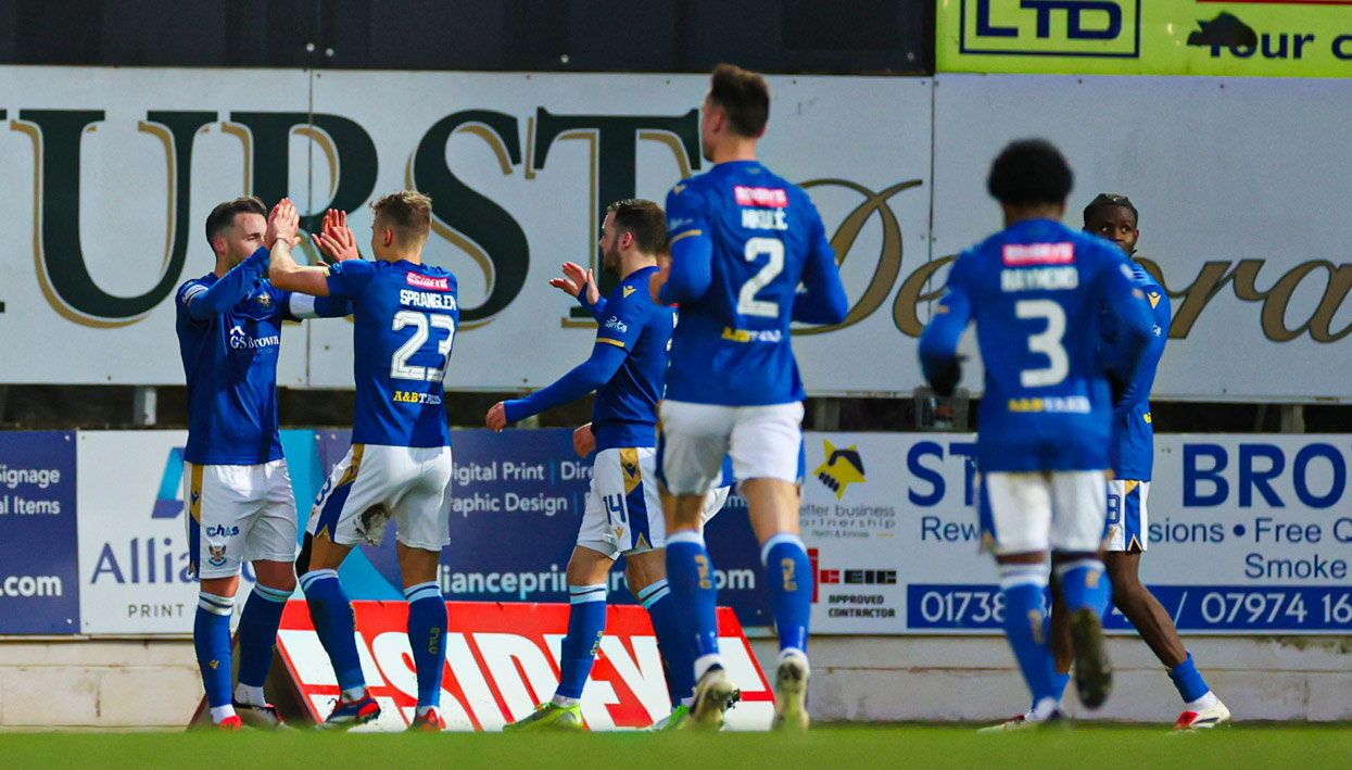 St Johnstone draw 1-1 with Hibernian after Jason Holt sent off