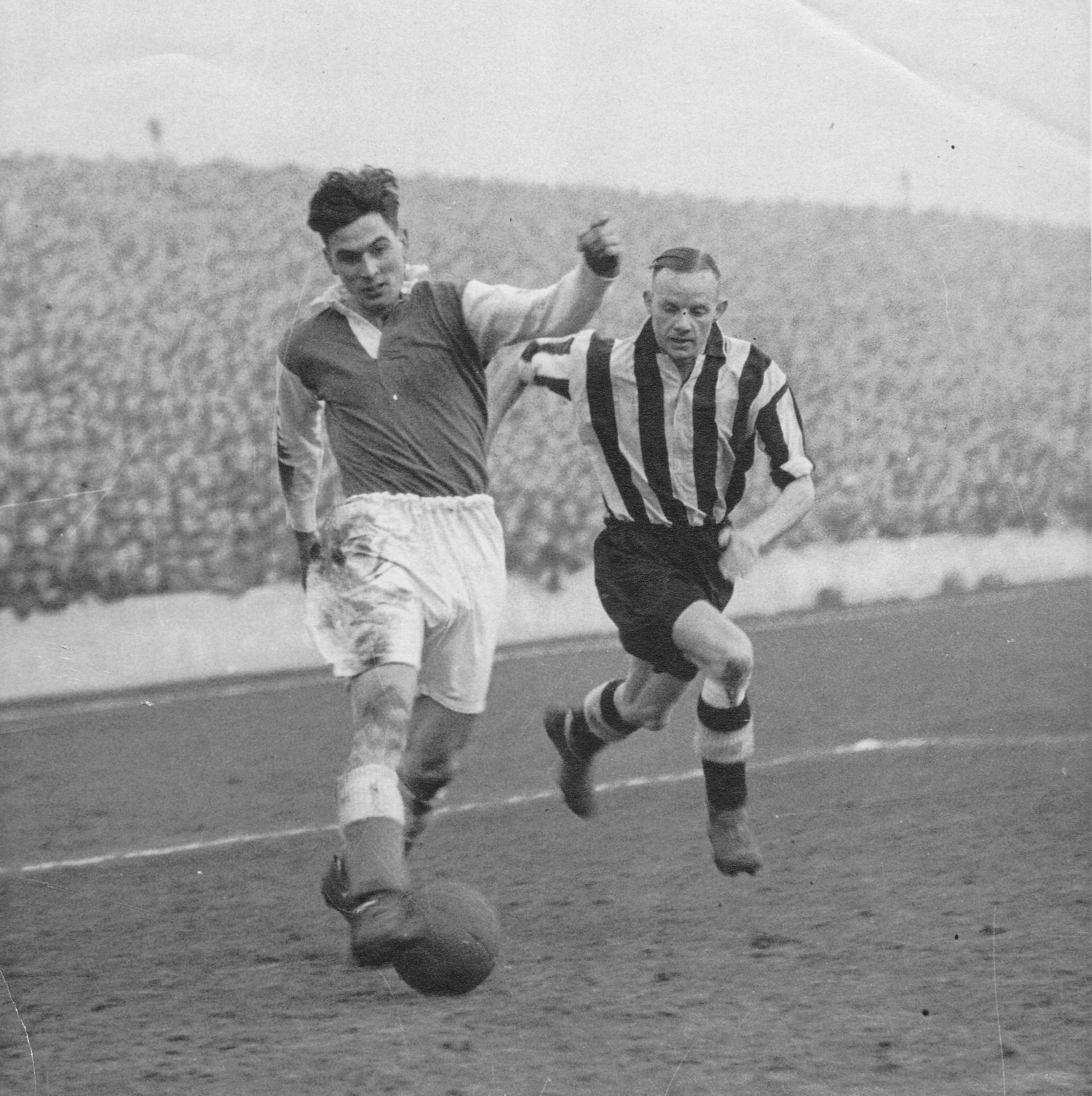 Gordon Smith playing for Hibernian against Partick Thistle at Easter Road