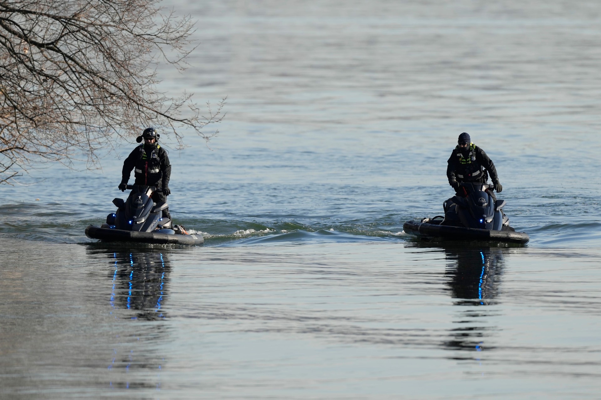 Search and rescue efforts are seen around a wreckage site in the Potomac River (Carolyn Kaster/AP).