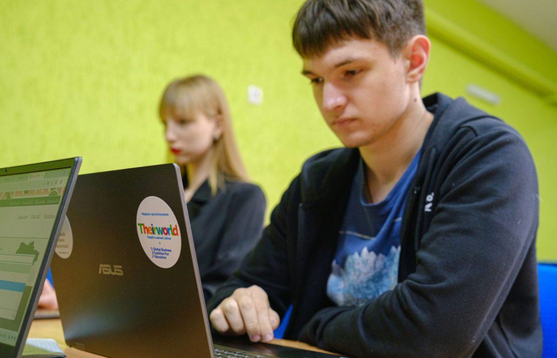 Sarah Brown’s charity sends laptops to Ukraine to help senior pupils sit exam