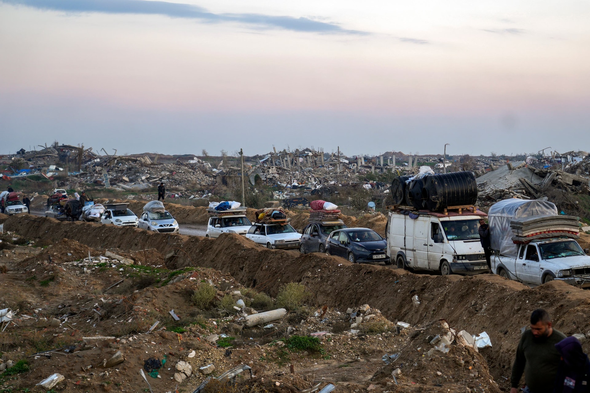 Displaced Palestinians make their way from central Gaza to their homes in the northern Gaza Strip (Abdel Kareem Hana/AP) 