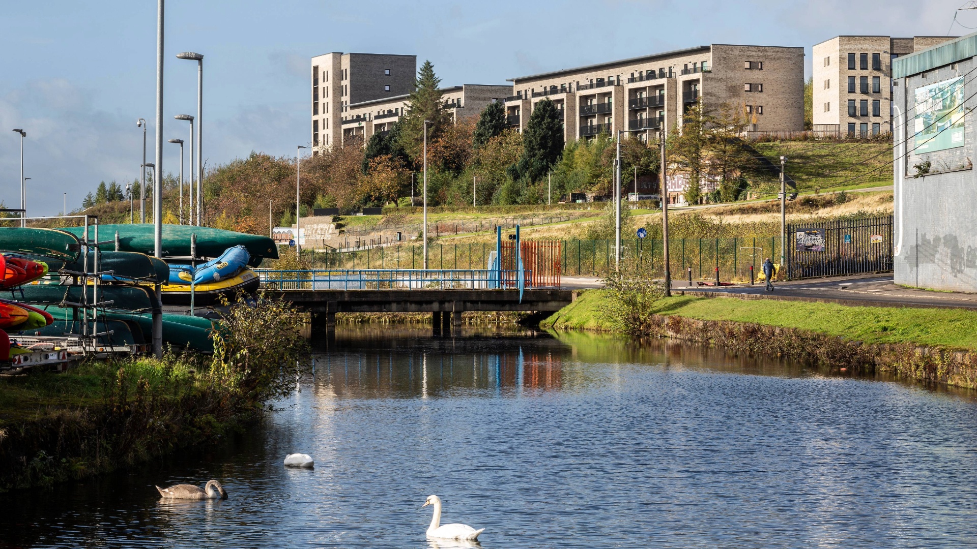 Dundashill sits above the Forth and Clyde Canal and a watersports facility.