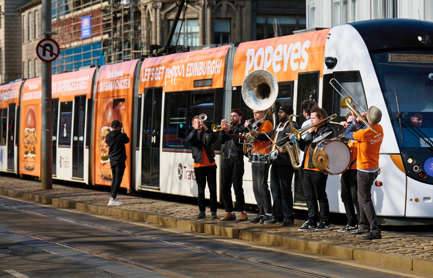 Popeyes® UK celebrated its Edinburgh debut in true Mardi Gras style.