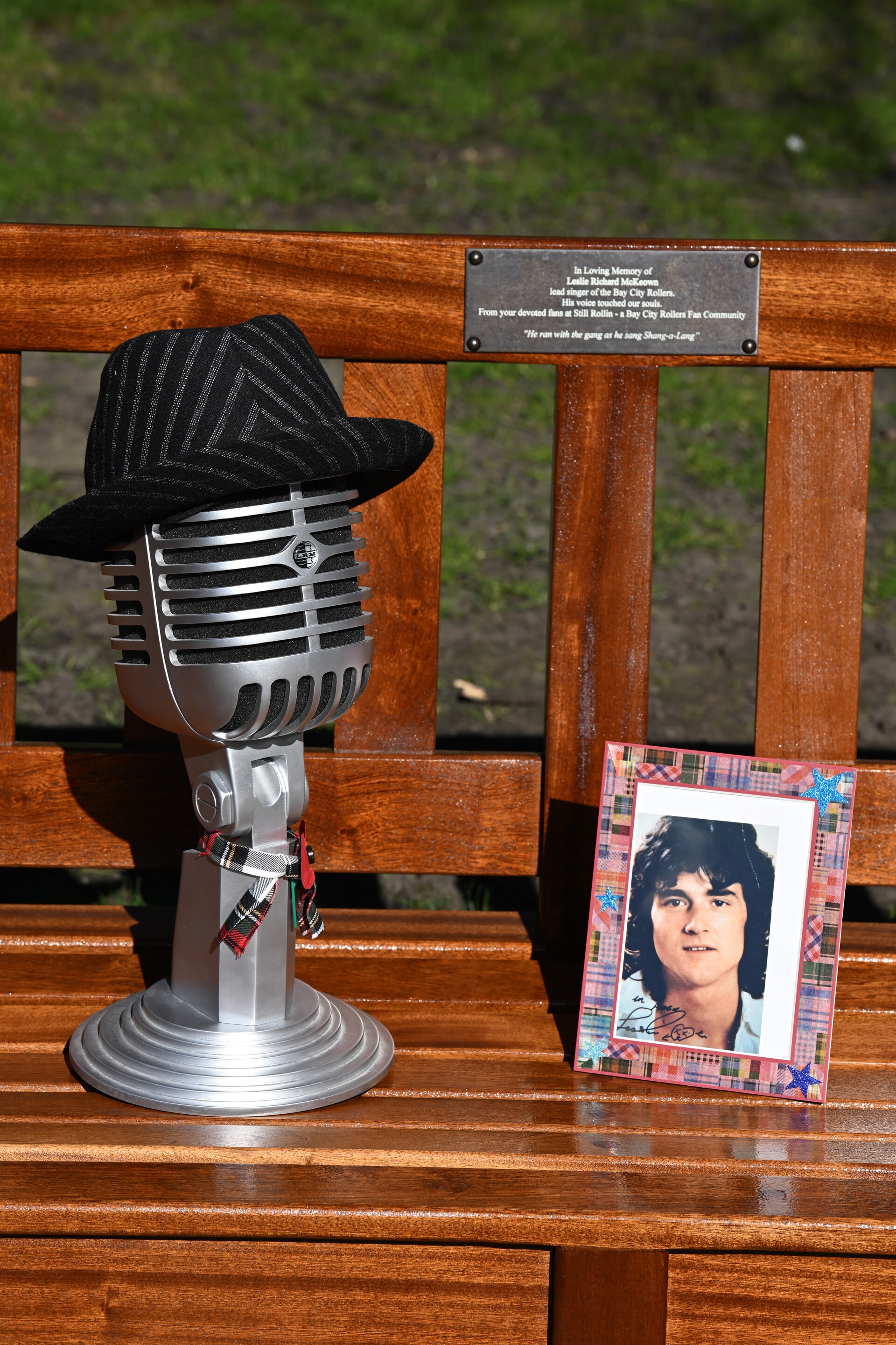 The benches honour the memory of Bay City Rollers stars Alan Longmuir and Les McKeown.