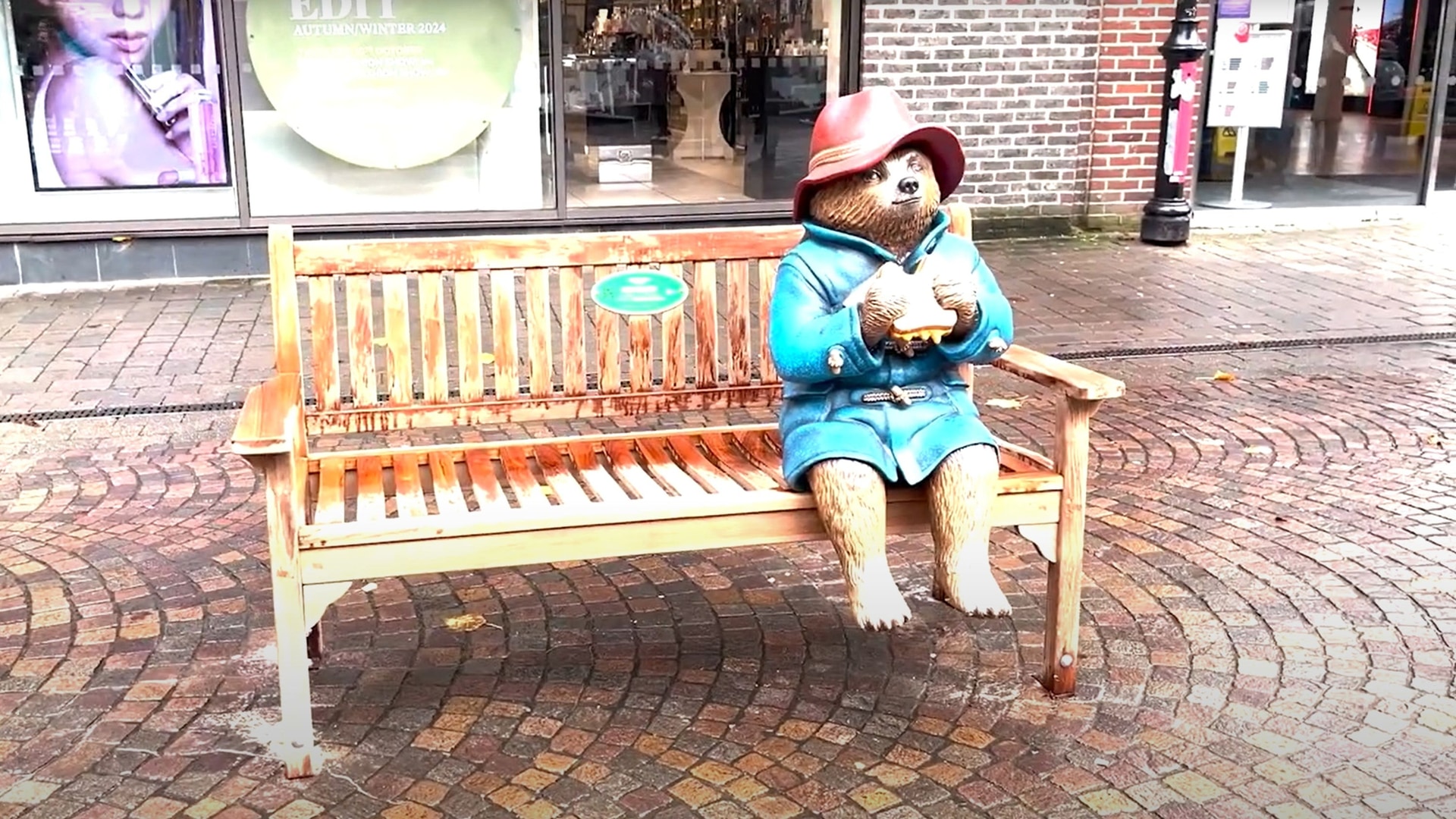 The Paddington Bear statue on a bench in Newbury, Berkshire (West Berkshire Police/PA) 