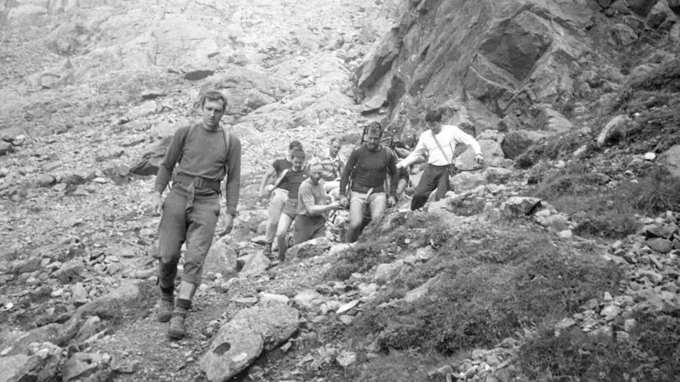 Search and rescue on Skye 1987 (David 'Heavy' Whalley in white top).