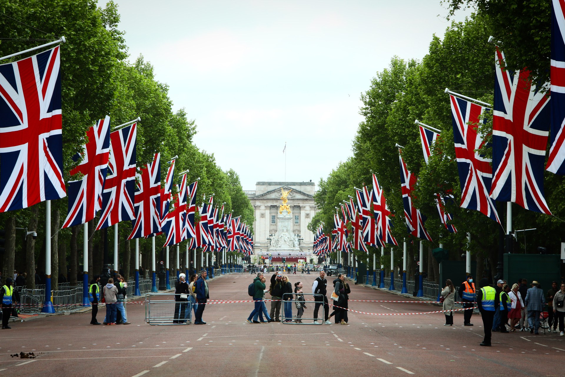 Members of the public are pictured on the Mall ahead of the VE Day procession on May 4, 2025.