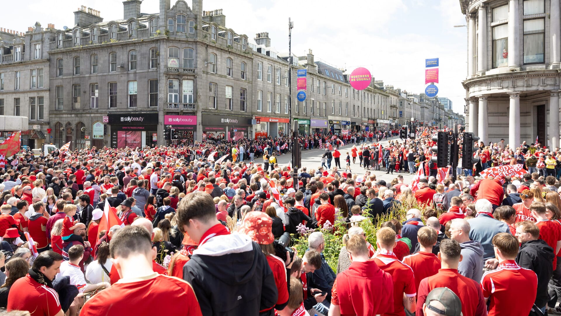 ABERDEEN, SCOTLAND - MAY 24: Aberdeen fans are pictured during the Aberdeen bus parade to celebrate winning the Scottish Gas Scottish Cup, on May 24, 2025, in Aberdeen, Scotland. (Photo by Mark Scates / SNS Group)