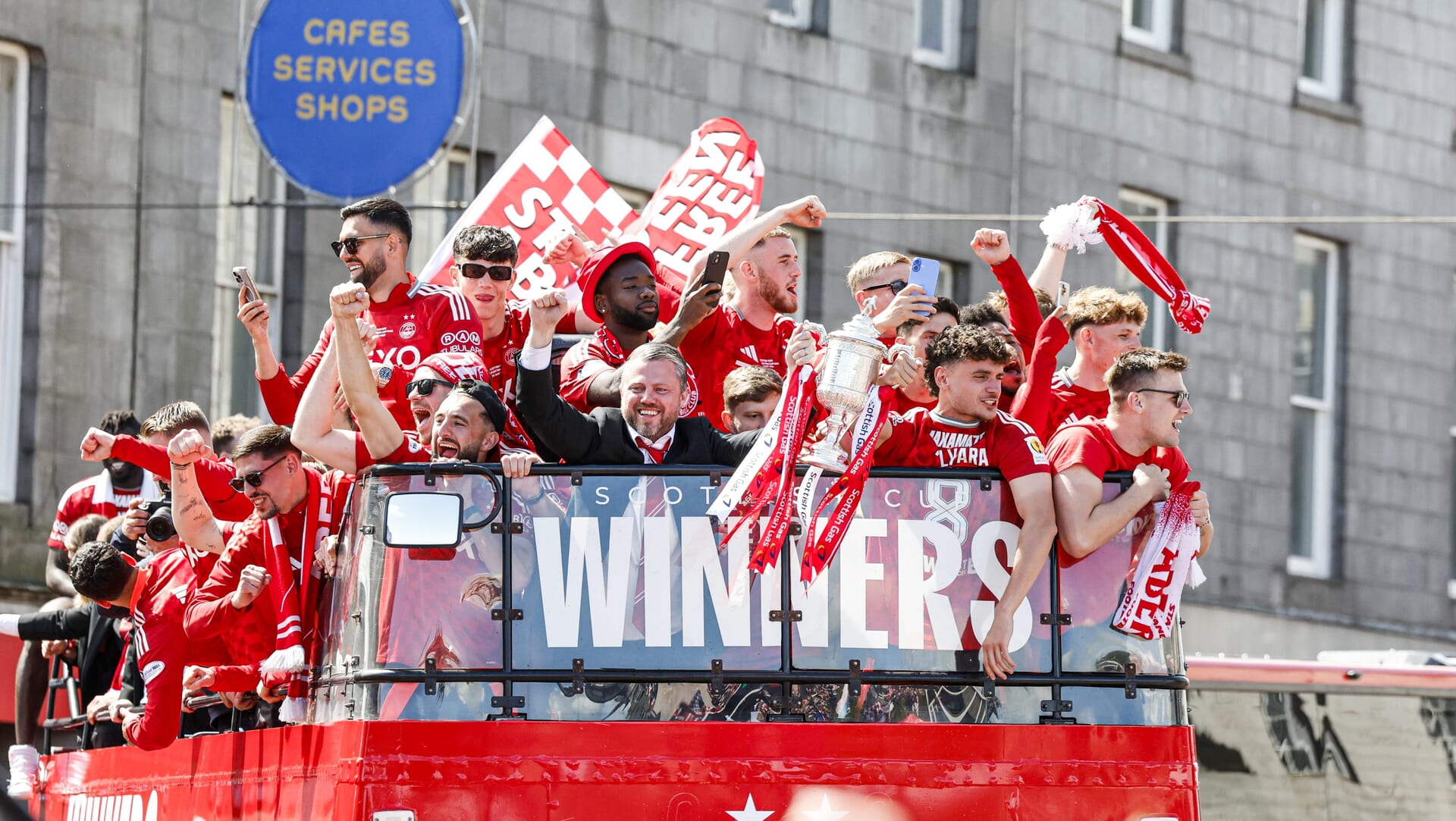 ABERDEEN, SCOTLAND - MAY 24: Aberdeen Manager Jimmy Thelin is pictured leading the celebrations during the Aberdeen bus parade to celebrate winning the Scottish Gas Scottish Cup, on May 24, 2025, in Aberdeen, Scotland. (Photo by Mark Scates / SNS Group)