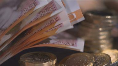 Bank of England announces a cut in interest rates to 4%
