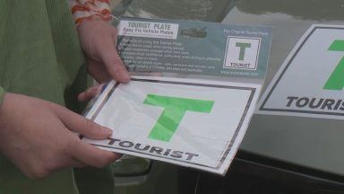 Should tourists put ‘T-plate’ on cars when driving in Scotland?