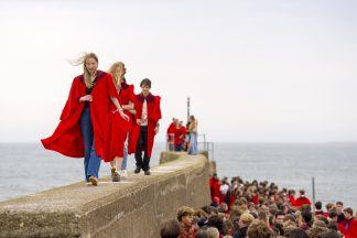 Hundreds of St Andrews students take part in traditional pier walk