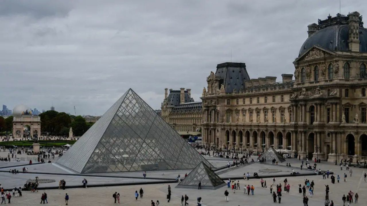 Louvre museum closed after robbery, says French culture minister
