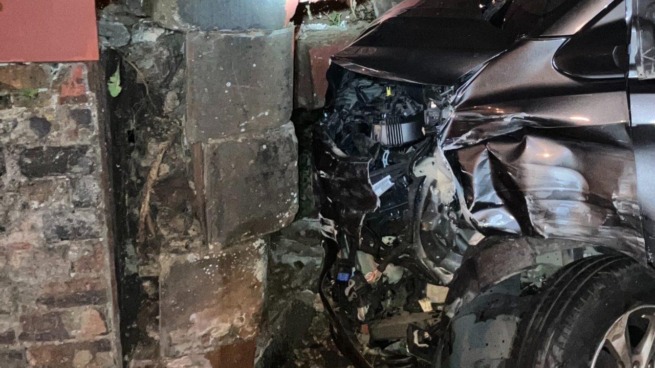 Train ervices from Glasgow Central suspended after van strikes bridge