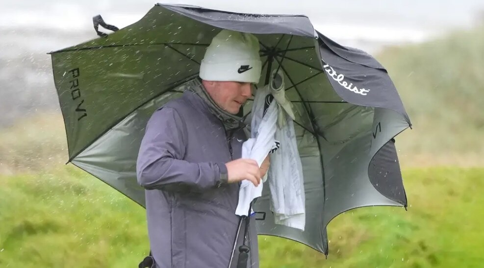 Robert MacIntyre battles brutal conditions to take share of lead at St Andrews