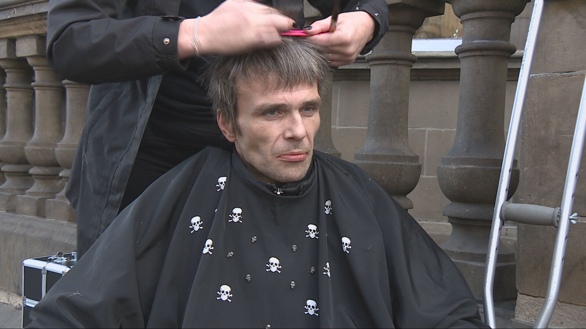 Chelsea cuts William's hair