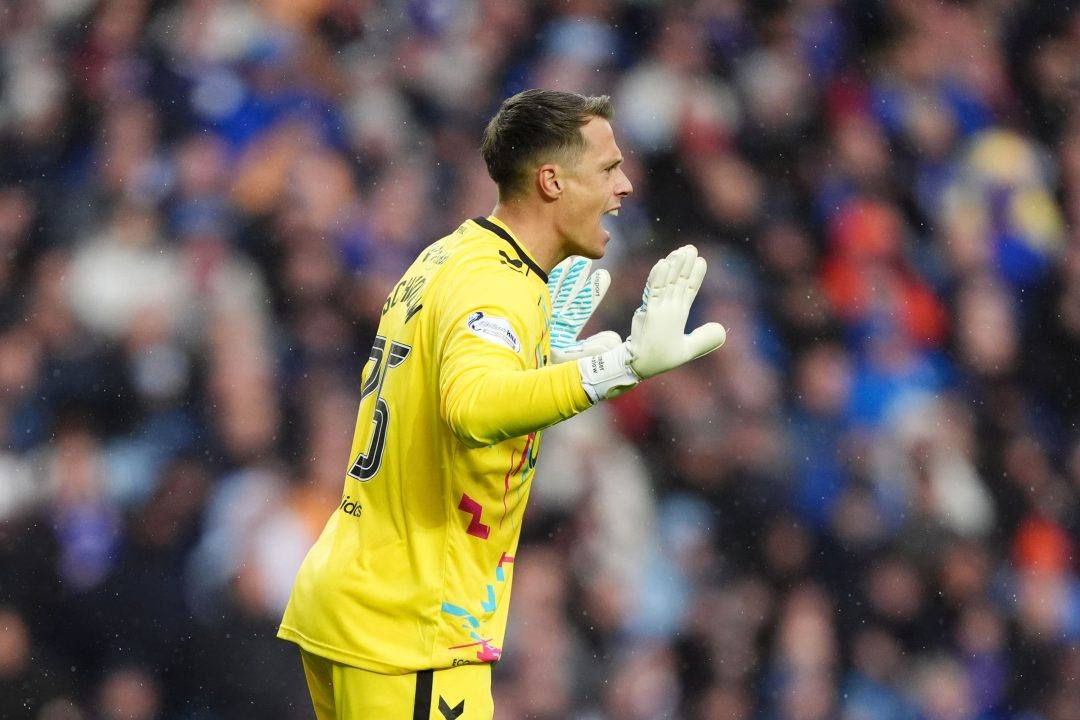 Alexander Schwolow stars as leaders Hearts held at Motherwell