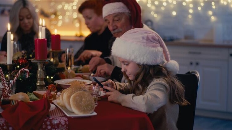 Nearly half of parents plan to allow smartphones at Christmas dinner table