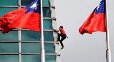 US rock climber scales Taiwan skyscraper without ropes