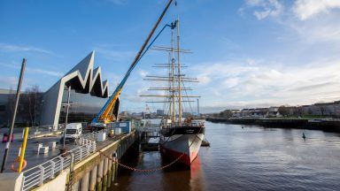 Glasgow’s Tall Ship Glenlee masts removed for first time in three decades