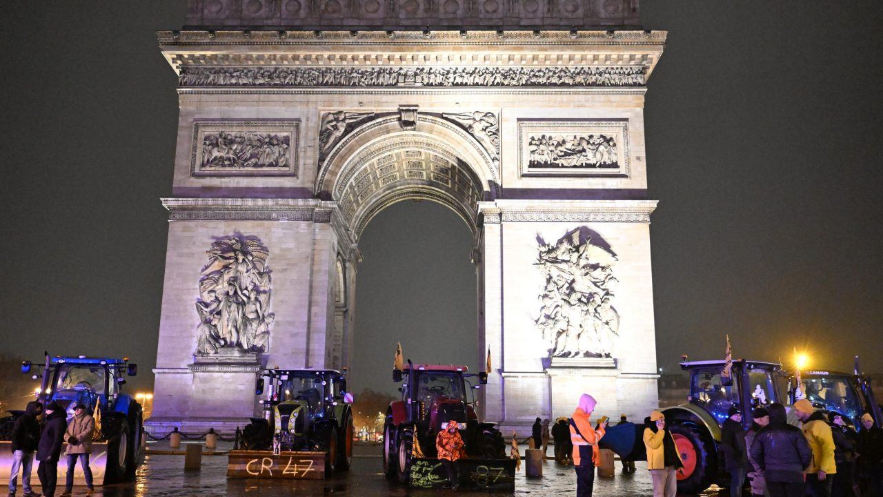 Police shoot knife-wielding man who tried to attack officers at Arc de Triomphe