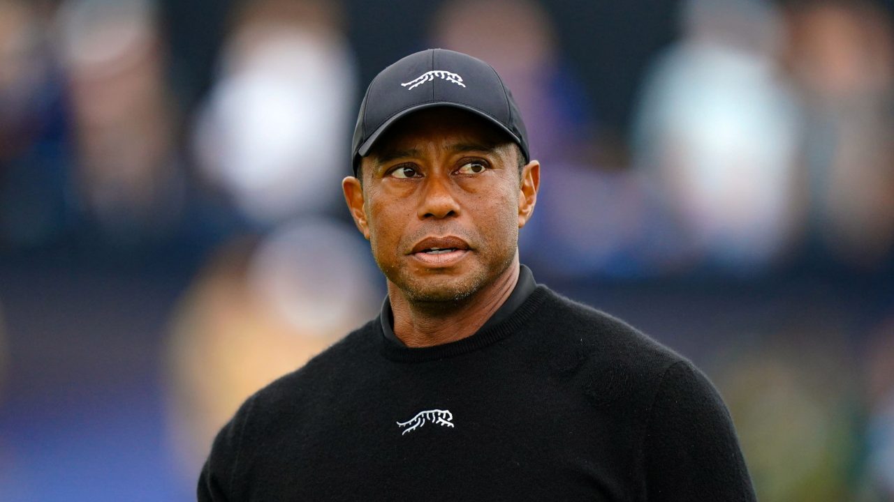 Tiger Woods told officers he was looking at phone before crash – police report