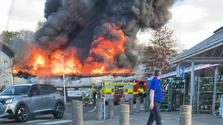 Uddingston ‘Tesco evacuated’ as blaze rips through nearby car garage