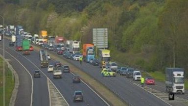 M8 closed due to lorry shedding load as drivers delayed at rush hour
