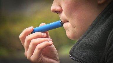 Former FM calls for smoking ban laws to apply to vaping
