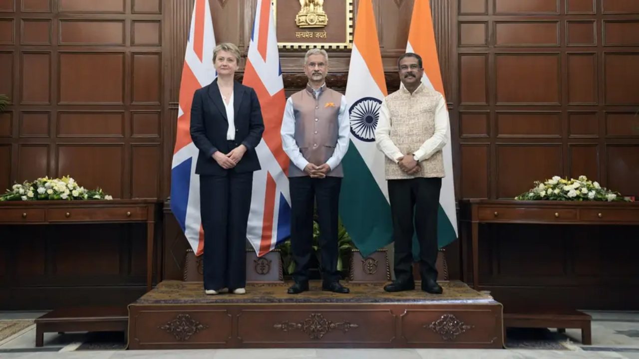 Cooper invites Modi to Commonwealth Games during talks in Delhi