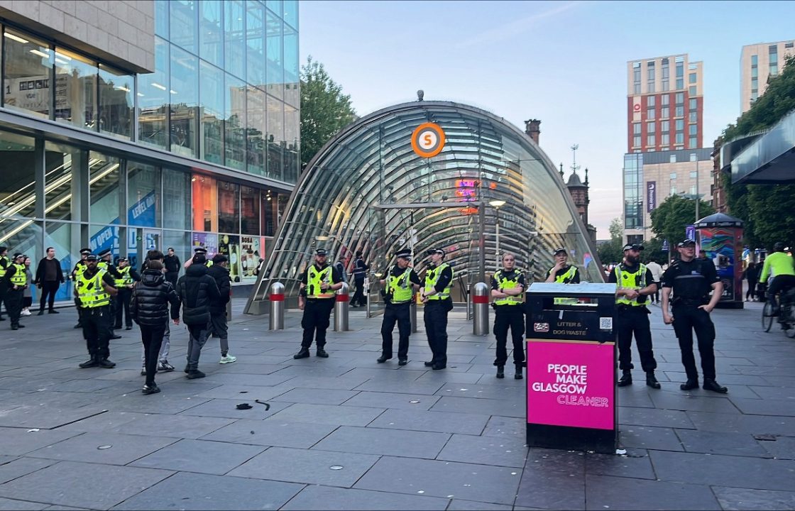Two police and three others injured in racist attacks in Glasgow after protests