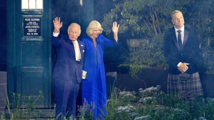 King and Queen emerge from Tardis in Commonwealth Games opening ceremony