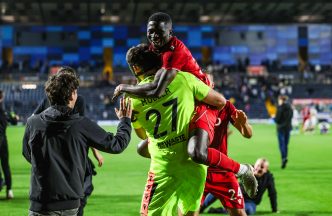 Aberdeen squad ‘behind’ Stephen Robinson after battling to semi-final with ten men